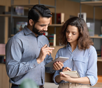 Manager helping employee prioritise workload