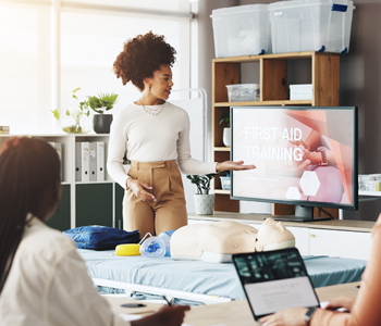 HR manger presenting a session on health and safety responsibilities for employees 